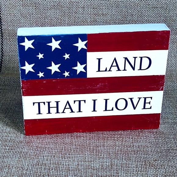 HANDCRAFTED HAND PAINTED TIERED TRAY DECOR/MINI WOOD SIGN/LAND THAT I LOVE SIGN - Picture 1 of 1